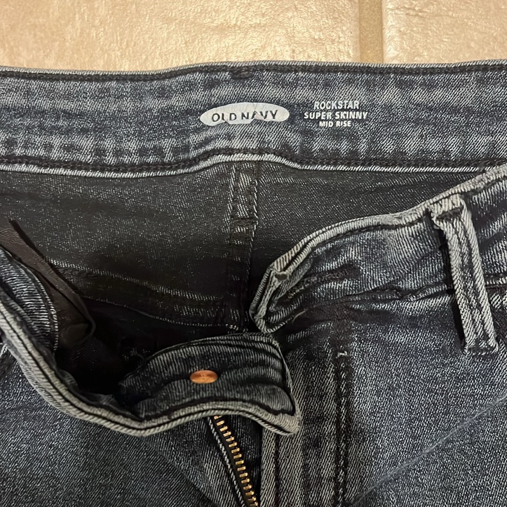 Women’s Old Navy Rockstar Super Skinny Mid-Rise Jeans - Picture 6 of 9